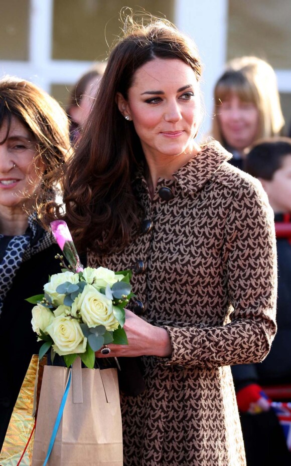 Kate Middleton en visite auprès d'enfants défavorisés d'Oxford avec l'association The Art Room dont elle est la marraine, le 21 février 2012.