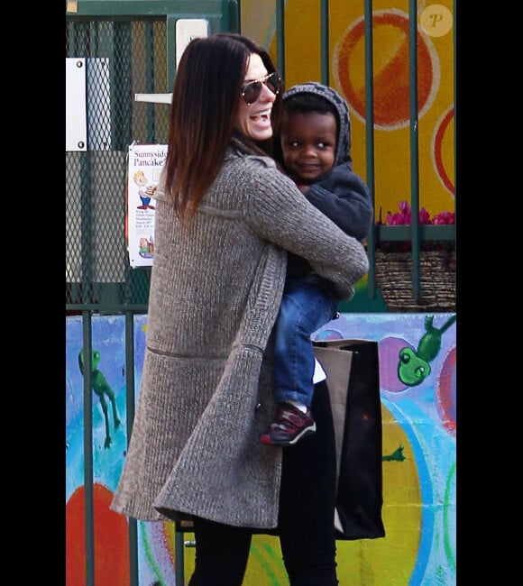 Sandra Bullock et son fils Louis à Los Angeles, le 21 février 2012