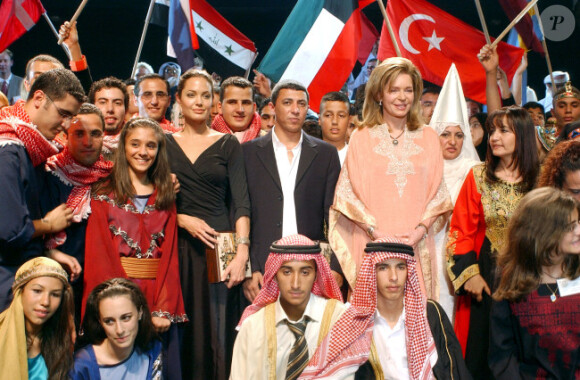 Angelina Jolie en Jordanie avec la reine Noor pour le Congrès des enfants arabes en juillet 2004