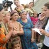 Angelina Jolie, en tant qu'ambassadrice de bonne volonté pour l'agence des Nations unies pour les réfugiés en août 2003 en Ossétie en Russie