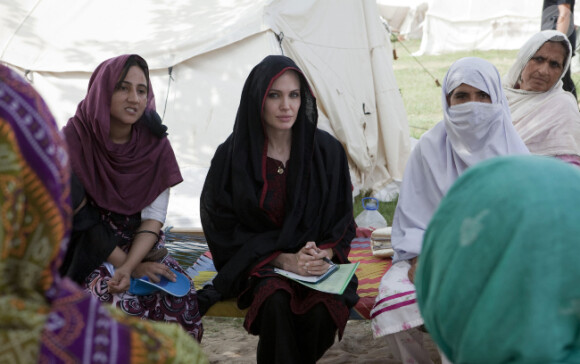 Angelina Jolie au Pakistan dans le camp de Nowshera au Pakistan en spetembre 2010