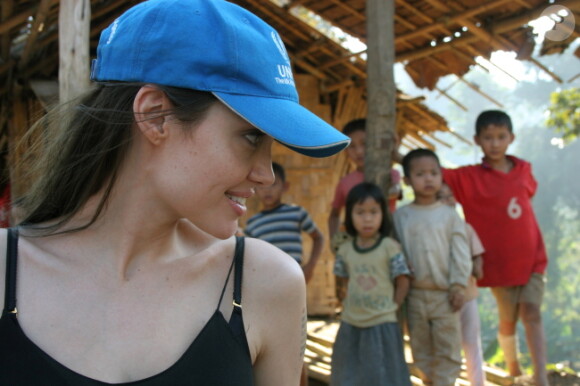 Angelina Jolie dans le nord de la Thaïlande le 4 février 2009 à Ban Mai Nai Soi, en tant qu'ambassadrice des Nations unies pour les réfugiés