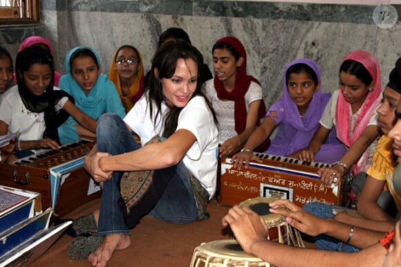 Angelina Jolie avec des réfugiées birmanes et afghanes à New Delhi en novembre 2006