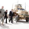 Angelina Jolie, escortée par des militaires, en Irak le 23 juillet 2009