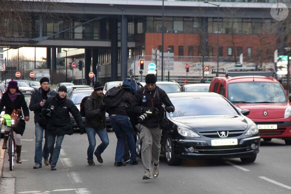 Dominique Strauss-Kahn arrive à la gendarmerie de Lille pour y être entendu dans l'affaire du Carlton, le 21 février 2012