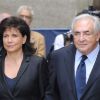 Dominique Strauss-Kahn, qui vient de plaider non coupable dans l'affaire   du Sofitel, et Anne Sinclair quittent le tribunal de Manhattan, à New   York, le 6 juin 2011.