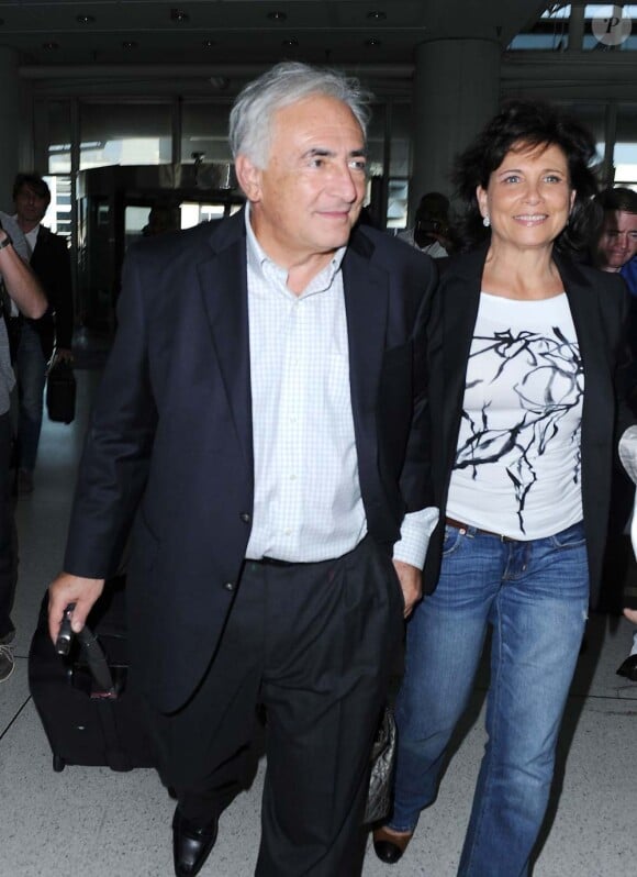 Dominique Strauss-Kahn, libre, et Anne Sinclair quittent les États-Unis   après un long feuilleton judiciaire, à New York, le 3 septembre 2011.