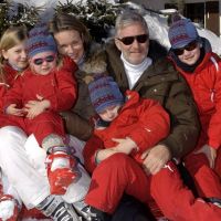 Philippe et Mathilde de Belgique heureux avec leurs enfants sur la neige suisse