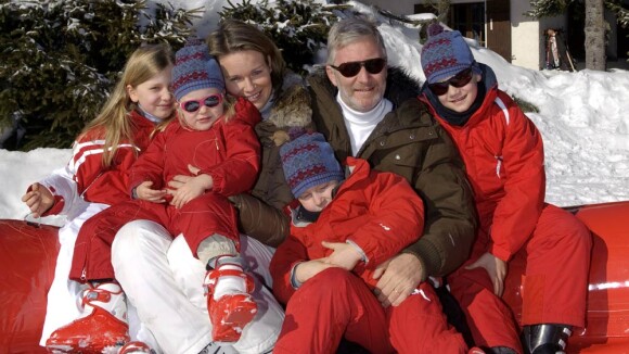 Philippe et Mathilde de Belgique heureux avec leurs enfants sur la neige suisse