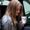 La ravissante Rosie Huntington-Whiteley opte pour le café afin de tenir toute la journée lors de la recherche d'un appartement à New York le 22 février 2012