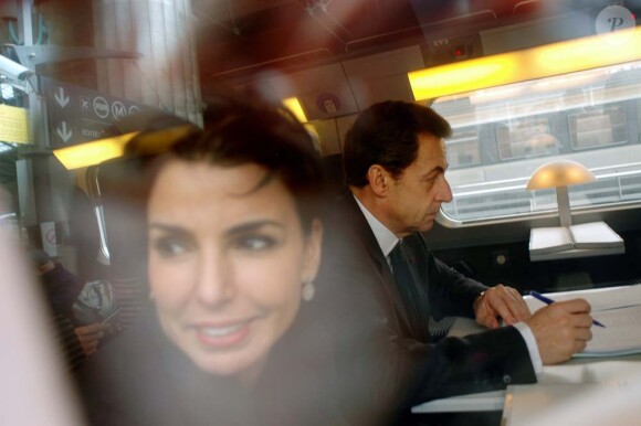 Rachida Dati et Nicolas Sarkozy assis côte à côte dans le train pour Lille au départ de Paris, le 23 février 2012.
