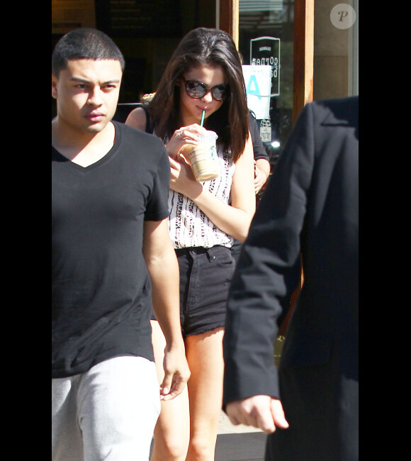 Selena Gomez sort d'un café du centre commercial The Commons, à Calabasas, le jeudi 23 février 2012.