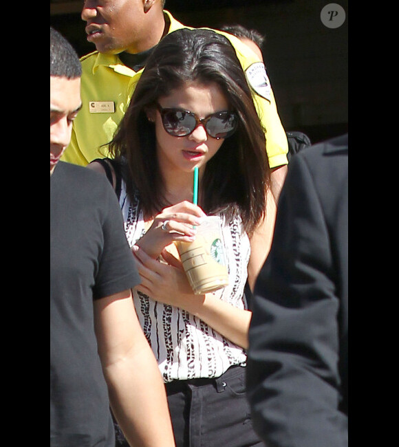 Selena Gomez sort d'un café du centre commercial The Commons, à Calabasas, le jeudi 23 février 2012.