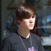 Justin Bieber sort d'un café du centre commercial The Commons, à Calabasas, le jeudi 23 février 2012.