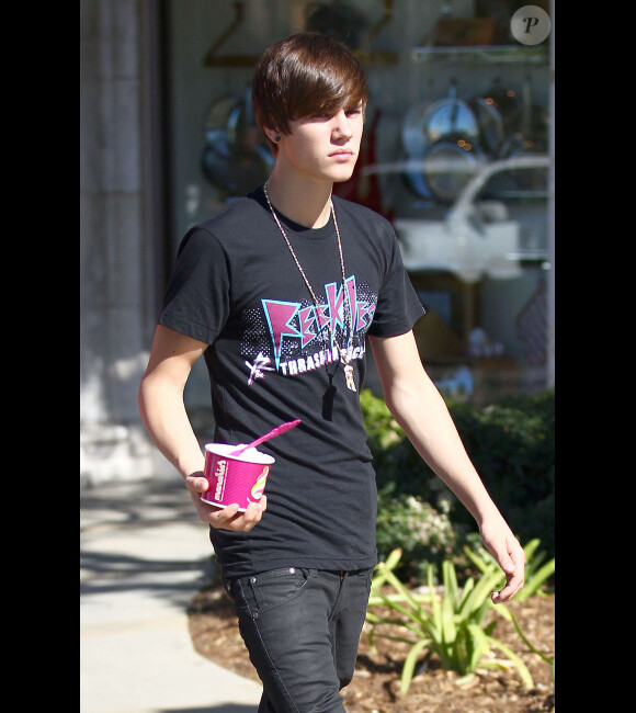 Justin Bieber sort d'un café du centre commercial The Commons, à Calabasas, le jeudi 23 février 2012.