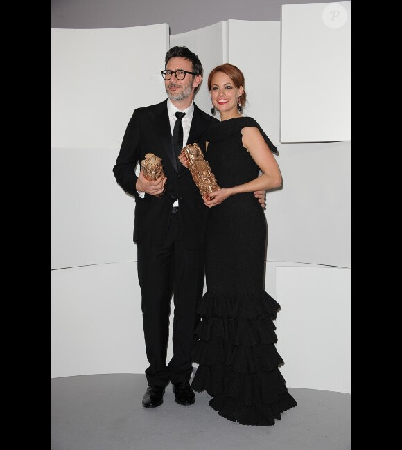 Michel Hazanavicius, prix du meilleur réalisateur pour The Artist, et sa compagne Bérénice Bejo, prix de la meilleure actrice pour The Artist aux César le 24 février 2012