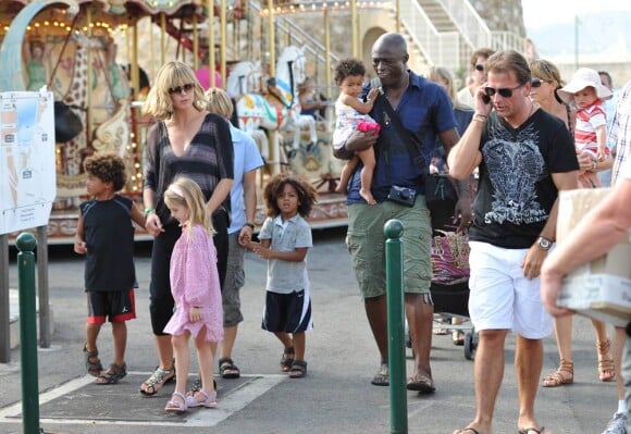 Seal et Heidi Klum en famille à Saint-Tropez en août 2010.
Seal et Heidi Klum ont annoncé leur séparation le 23 janvier 2012. Depuis, le chanteur britannique en parle librement, tandis que le top model fait profil bas.