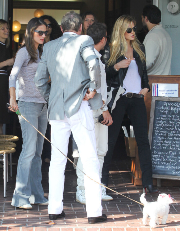 Alessandra Ambrosio, enceinte, va déjeuner avec ses amies dont la belle Bar Refaeli, à Los Angeles, le 24 février 2012