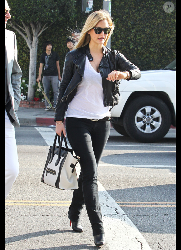 Alessandra Ambrosio, enceinte, va déjeuner avec ses amies dont la belle Bar Refaeli, à Los Angeles, le 24 février 2012