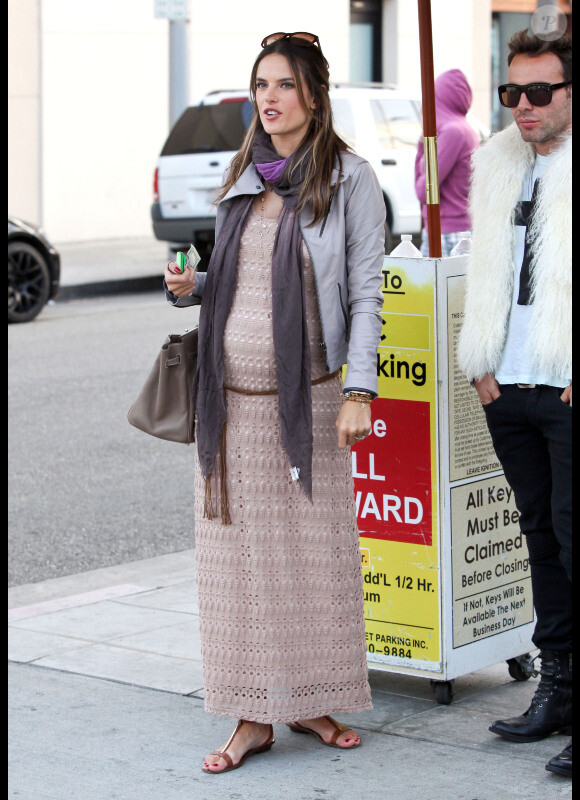 Alessandra Ambrosia, enceinte, à Los Angeles, le 25 février 2012