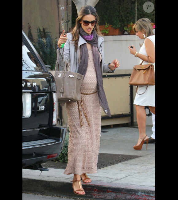 Alessandra Ambrosia, enceinte, à Los Angeles, le 25 février 2012