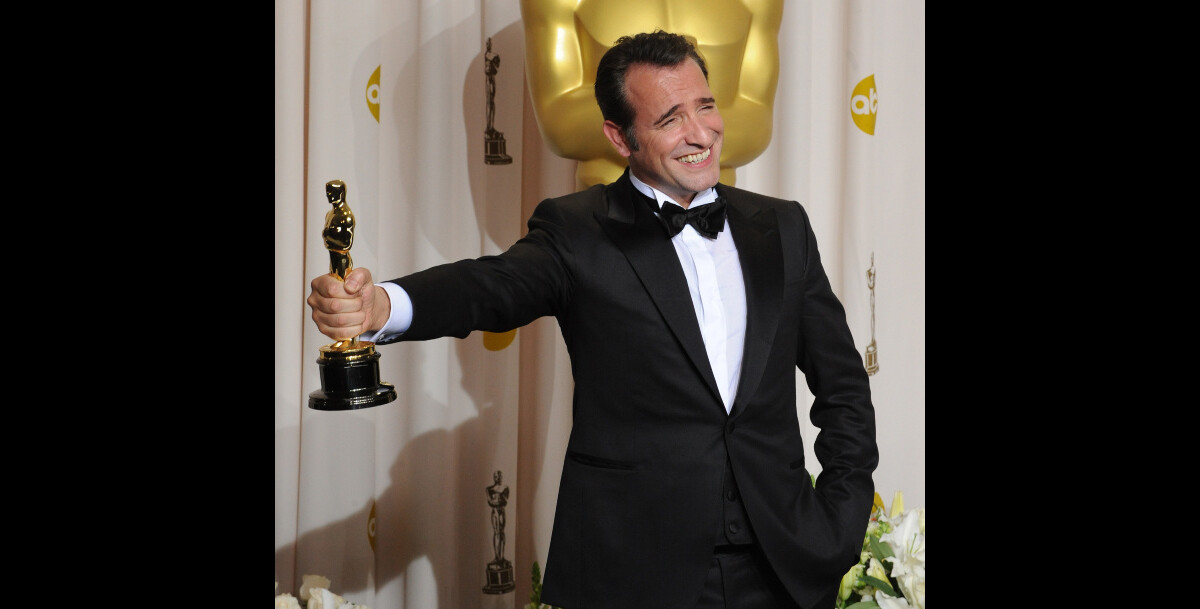 Photo : Jean Dujardin et son prix lors des Oscars à Los Angeles le 26 ...