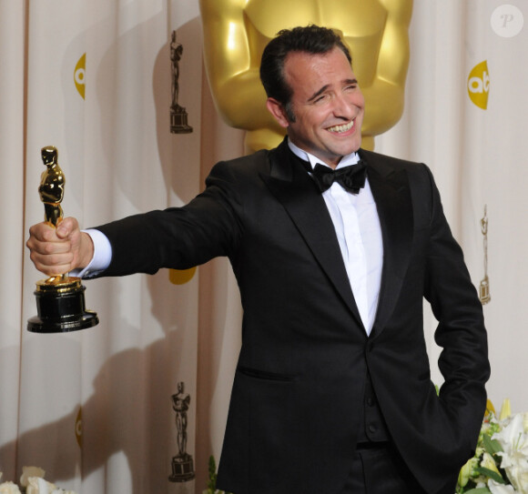 Jean Dujardin et son prix lors des Oscars à Los Angeles le 26 février 2012