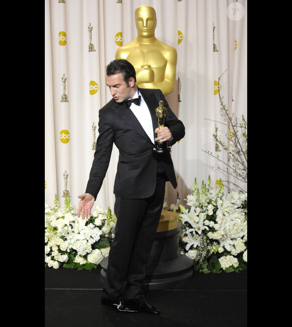 Jean Dujardin et son prix lors des Oscars à Los Angeles le 26 février 2012
