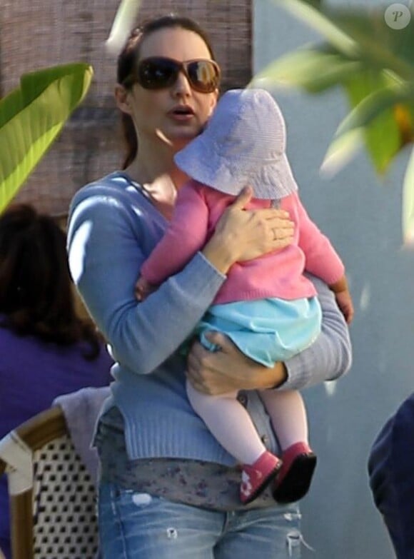 Kristin Davis et sa fille Gemma Rose le 16 février 2012 à Brentwood en Californie
