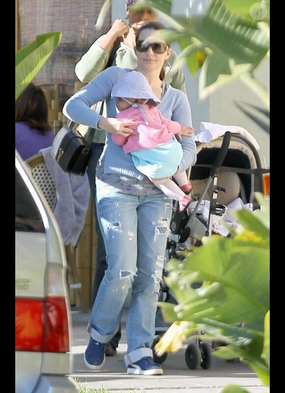 Kristin Davis et sa petite fille Gemma Rose le 16 février 2012 à Brentwood en Californie