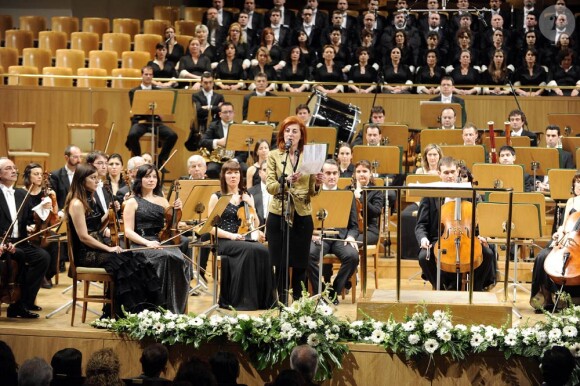 L'orchestre symphonique de la RTVE était conduit par Carlos Kalmar. Le roi Juan Carlos Ier et la reine Sofia d'Espagne présidaient le 10e concert hommage aux victimes du terrorisme, à Madrid, le 29 février 2012.