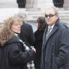 Pierre Perret et sa femme lors des obsèques de la productrice Brigitte Kido au crématorium du Père-Lachaise à Paris le 1er mars 2012