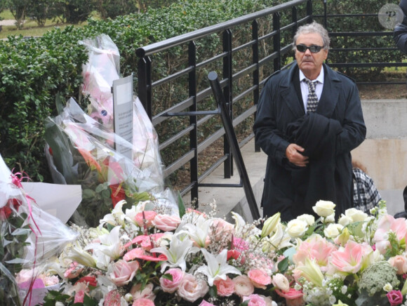 Pierre Perret lors des obsèques de la productrice Brigitte Kido au crématorium du Père-Lachaise à Paris le 1er mars 2012