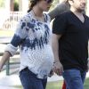 Alessandra Ambrosio, enceinte, profite de sa fille Anja dans un parc, sous le soleil de Los Angeles. Le 1er mars 2012