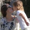 Tendre moment de complicité entre Alessandra Ambrosio et sa fille Anja dans un parc de Los Angeles le 1er mars 2012
