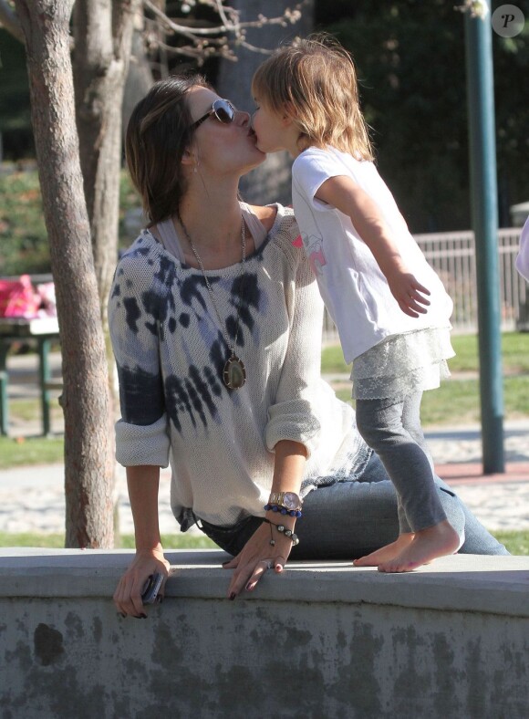 Tendre moment de complicité entre Alessandra Ambrosio et sa fille Anja dans un parc de Los Angeles le 1er mars 2012