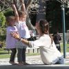 Alessandra Ambrosio s'est amusée avec Anja dans un parc, sous le soleil de Los Angeles. Le 1er mars 2012