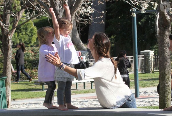 Alessandra Ambrosio s'est amusée avec Anja dans un parc, sous le soleil de Los Angeles. Le 1er mars 2012