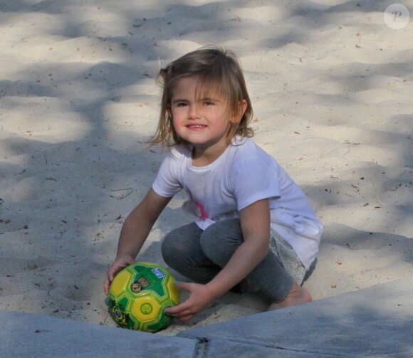 La fille d'Alessandra Ambrosio joue au foot sous le soleil de Los Angeles. Le 1er mars 2012