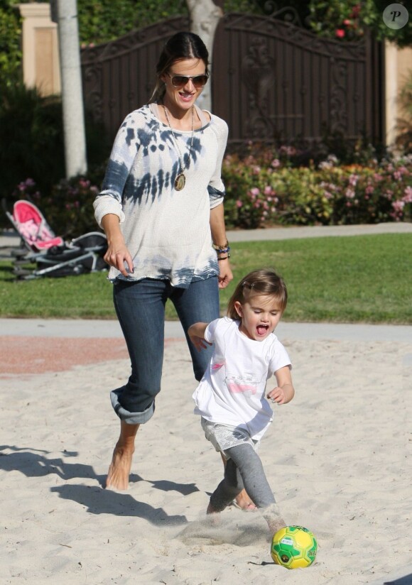 Alessandra Ambrosio, enceinte, profite de sa fille Anja dans un parc, sous le soleil de Los Angeles. Le 1er mars 2012