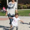 Alessandra Ambrosio enceinte, profite de sa fille Anja dans un parc, sous le soleil de Los Angeles. Le 1er mars 2012