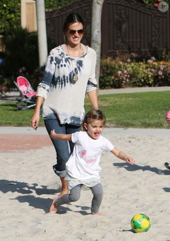 Alessandra Ambrosio enceinte, profite de sa fille Anja dans un parc, sous le soleil de Los Angeles. Le 1er mars 2012