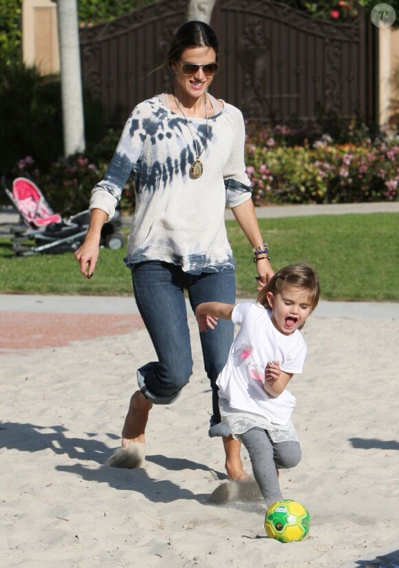 Alessandra Ambrosio, enceinte, fait découvrir les joies du foot à sa fille Anja dans un parc, sous le soleil de Los Angeles. Le 1er mars 2012