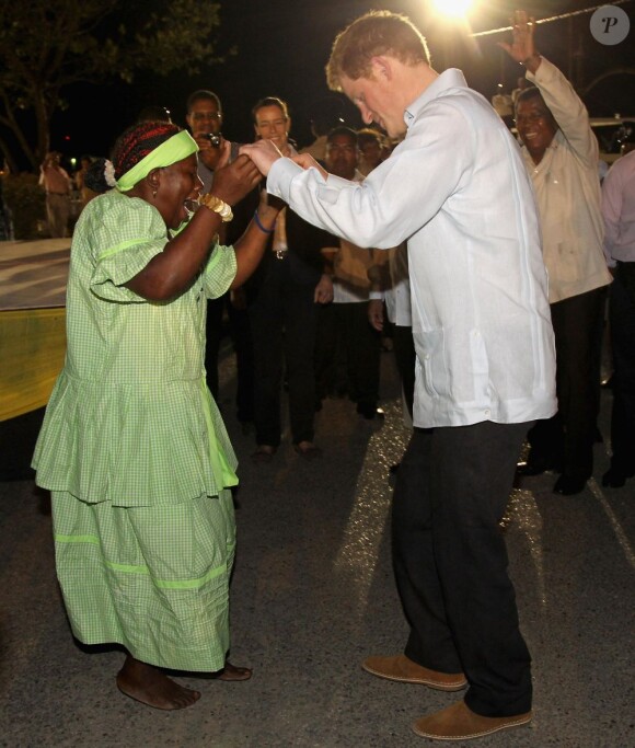 Le Prince Harry ivre de vie avec les habitants de Belmopan, au Belize, le 2 mars 2012