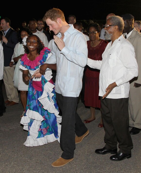 Le Prince Harry danse avec les habitants de Belmopan, au Belize, le 2 mars 2012