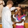 Le Prince Harry danse et boit avec les habitants de Belmopan, au Belize, le 2 mars 2012
