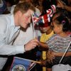 Le Prince Harry danse et boit avec les habitants de Belmopan, au Belize, le 2 mars 2012