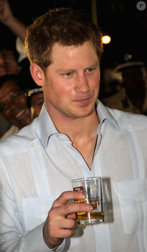 Le Prince Harry teste les alcools avec les habitants de Belmopan, au Belize, le 2 mars 2012