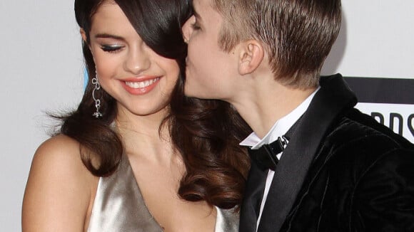 Justin Bieber fête ses 18 ans et couvre Selena Gomez de doux baisers !