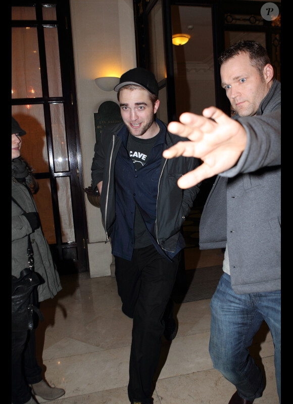 Robert Pattinson sortant du restaurant Sardegna a Tavola à Paris le 3 mars 2012